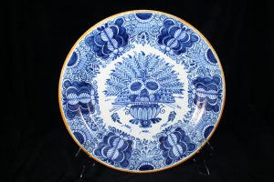 B03011 – Royal Tichelaar wall plate with peacock feather décor