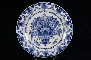 A01015 – Royal Delft wall plate in blue and white... 