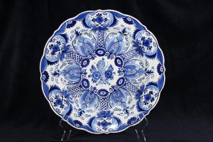 A02014 – A large blue and white wall plate by... 