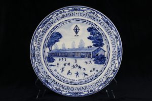A03007 – A blue and white wall plate by Aurora... 