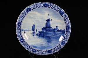 C07004 – Royal Delft wall plate in blue and white... 