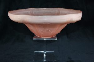 D03011 – A rare Art Deco pink pressed glass dish... 