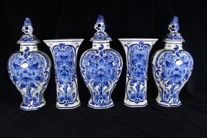 D07001 – Astonishing Royal Delft blue and white five-piece garniture/... 