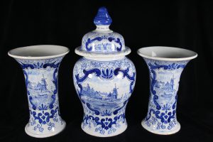 D07003 – Royal Tichelaar Makkum three-piece garniture in blue and... 