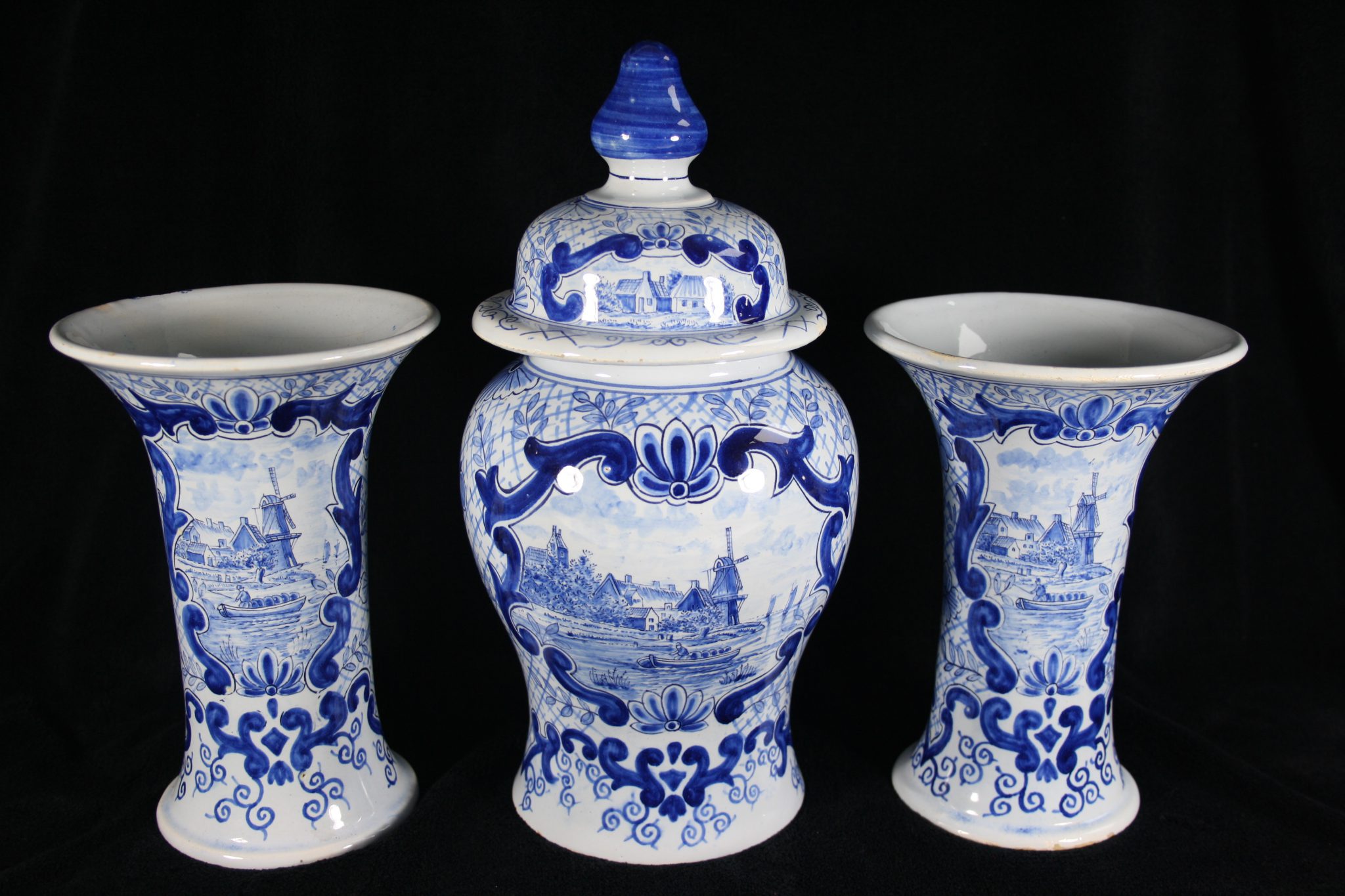 D07003 – Royal Tichelaar Makkum three-piece garniture in