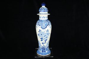 E03019 – Royal Delft slim lidded vase