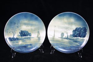 F04020 – Societe Ceramique Maestricht Holland pair of wall plates... 
