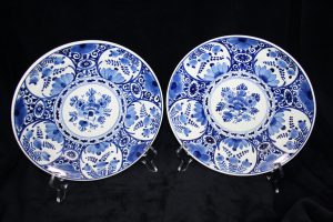 G01018 – Royal Delft pair of small blue and white... 