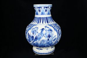 G02002 – Marvellous blue and white vase by Royal Delft
