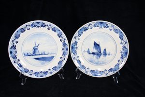 E04003 – Pair of wall plates by Royal Delft (A.P.... 
