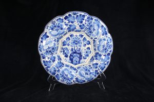 E05023 – A large scalloped wall charger by Royal Delft... 