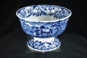 G04002 – Petrus Regout Maastricht set of four cabinet bowls... 