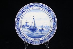 G04005 – Royal Delft wall plate in blue and white,... 