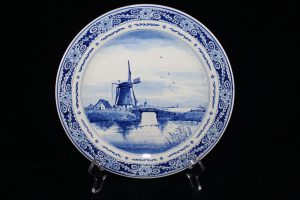 G04004 – Royal Delft wall plate in blue and white,... 
