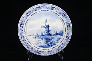 G04003 – Royal Delft wall plate in blue and white,... 
