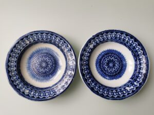 I92002 – Pair of Petrus Regout Maastricht décor Bali blue... 