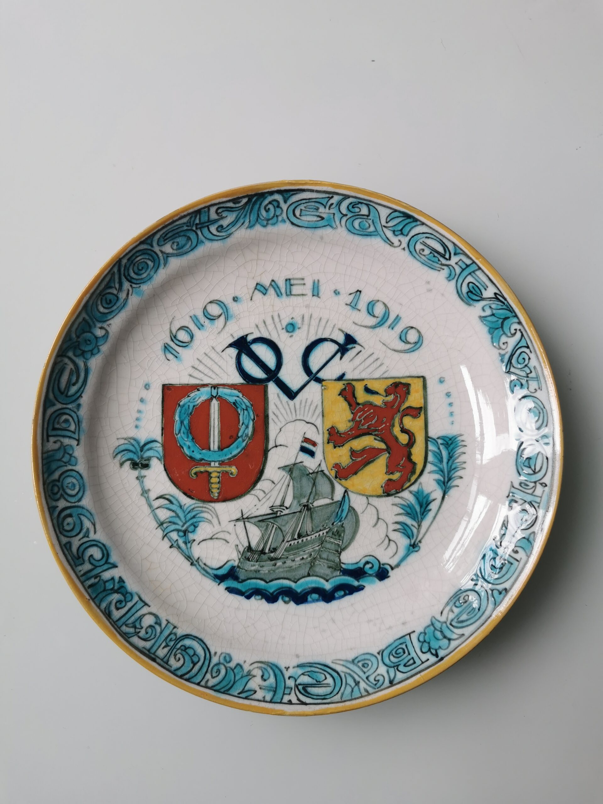 de ober handelaar Wereldbol 99999 – A Royal Delft Nieuw Delfts commemorative plate remembering 300  years of VOC - Frey Antiques